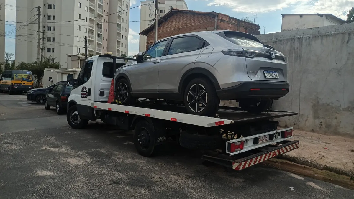 SUV prata transportado pelo guincho