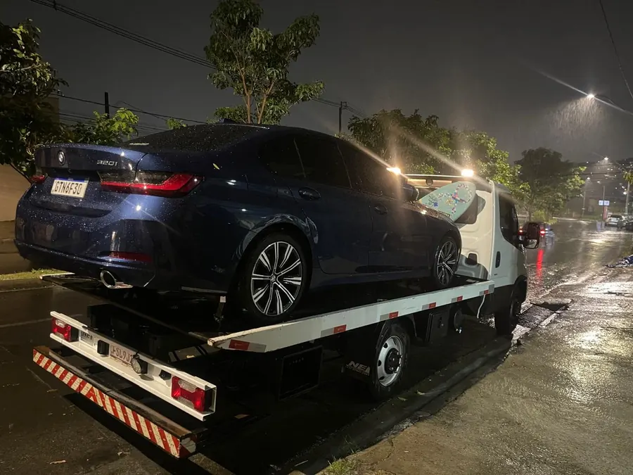Carro transportado à noite, sob chuva