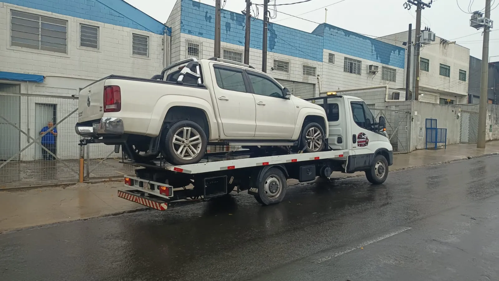 Picape branca transportada pelo guincho